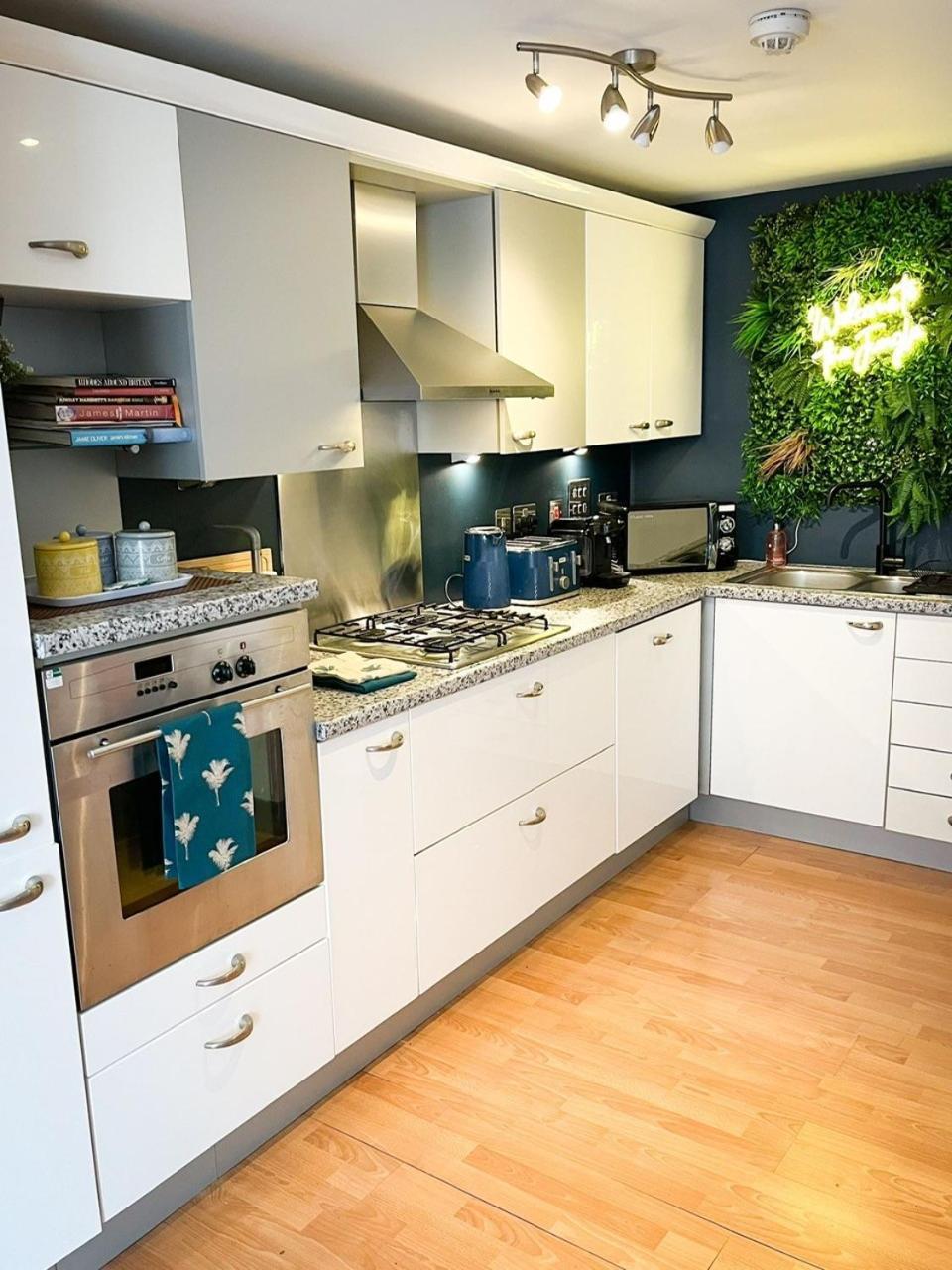 Jungle Escape, City Apartment With Parking & Terrace Chester Exterior photo